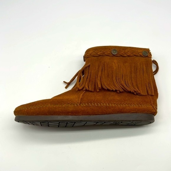 Minnetonka - High Top Brown Suede Fringe With Metal Design  Zip Up Ankle Boot 7 - Picture 10 of 13